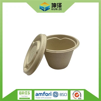 Tazas de salsa de tomate con tapas